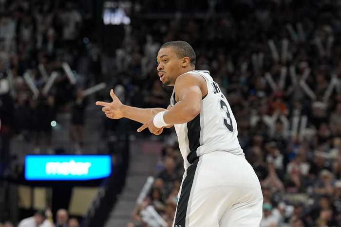 凯尔登谈获最佳第6人：起初打替补很艰难 但我想成为马刺的一部分